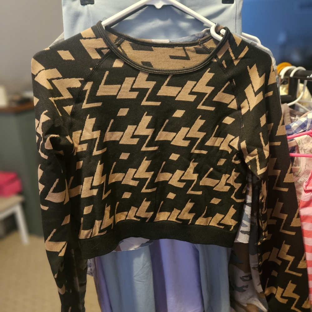 Geometric Patterned Black and Tan Sweater Mono B‎